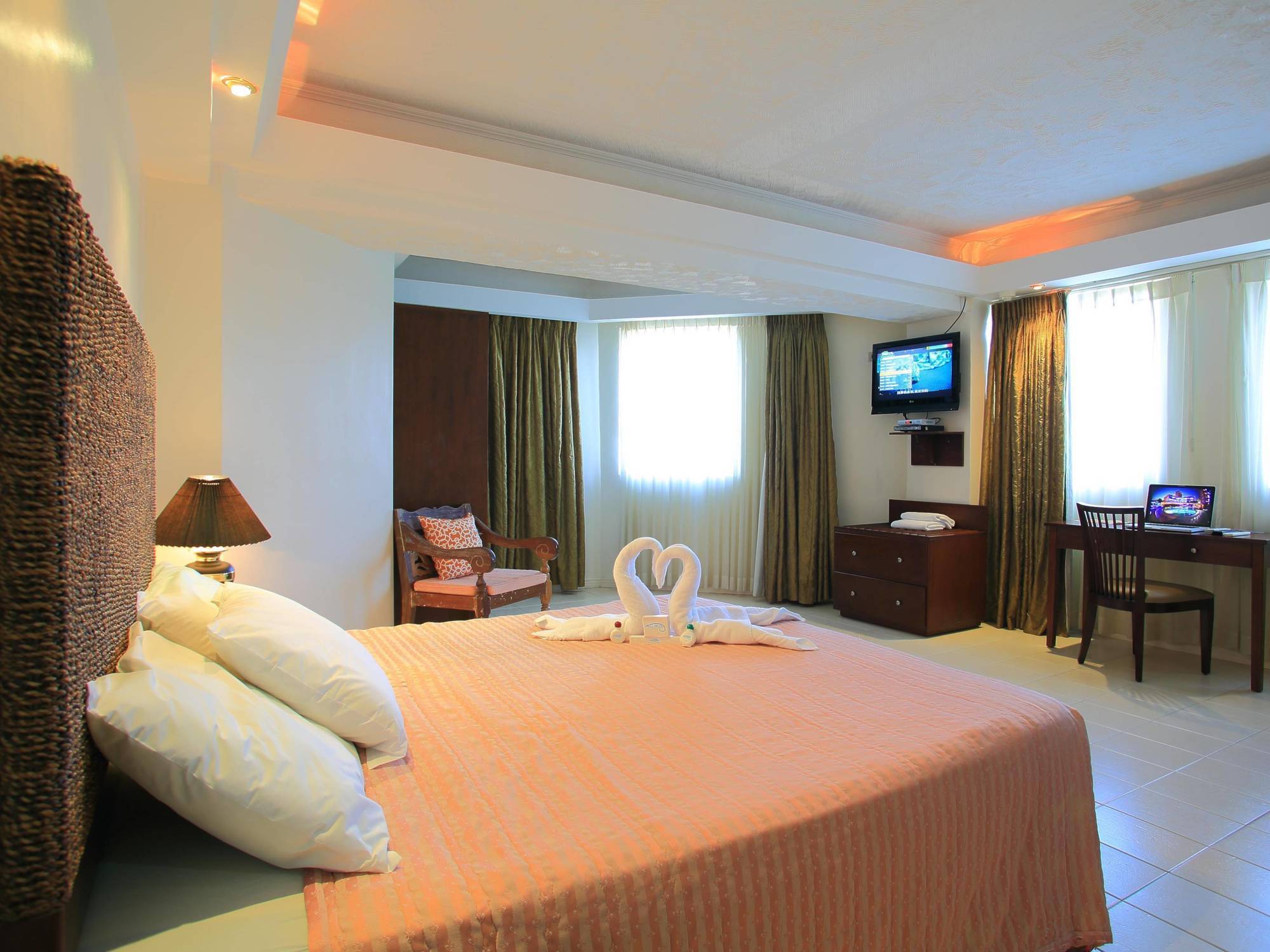 Wild Orchid Beach Resort Olongapo Zewnętrze zdjęcie